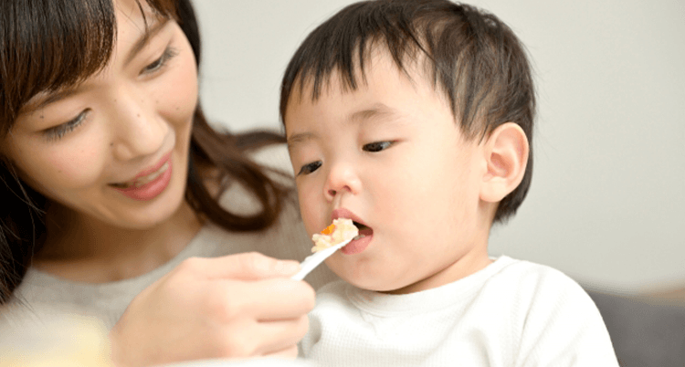 食べる男の子